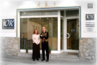 Bernard and Jacqui, our Spanish teachers, welcome you to OK Idiomas' language school in Sitges